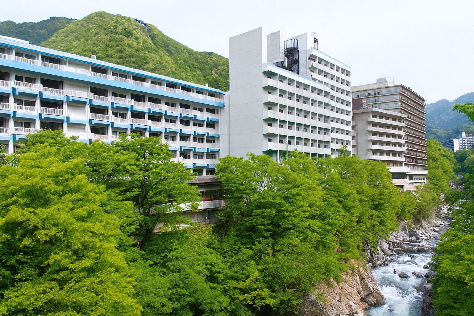 鬼怒川温泉の幽霊が出そうなホテルと渓谷の写真